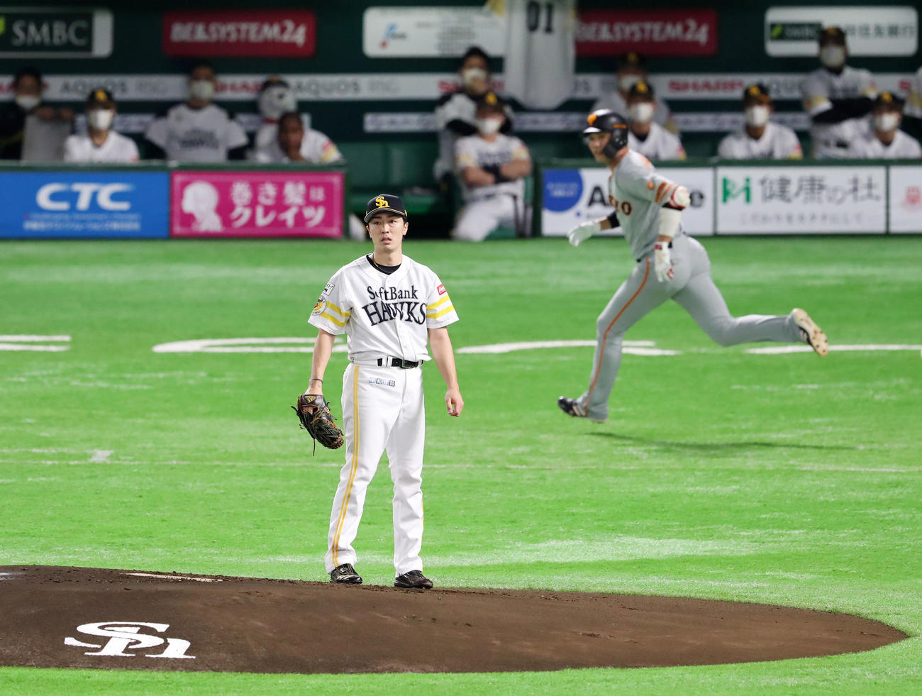 ソフトバンク対巨人　1回表巨人無死二塁、ソフトバンク和田は坂本（右）に左越え適時二塁打を打たれ失点（撮影・加藤哉）