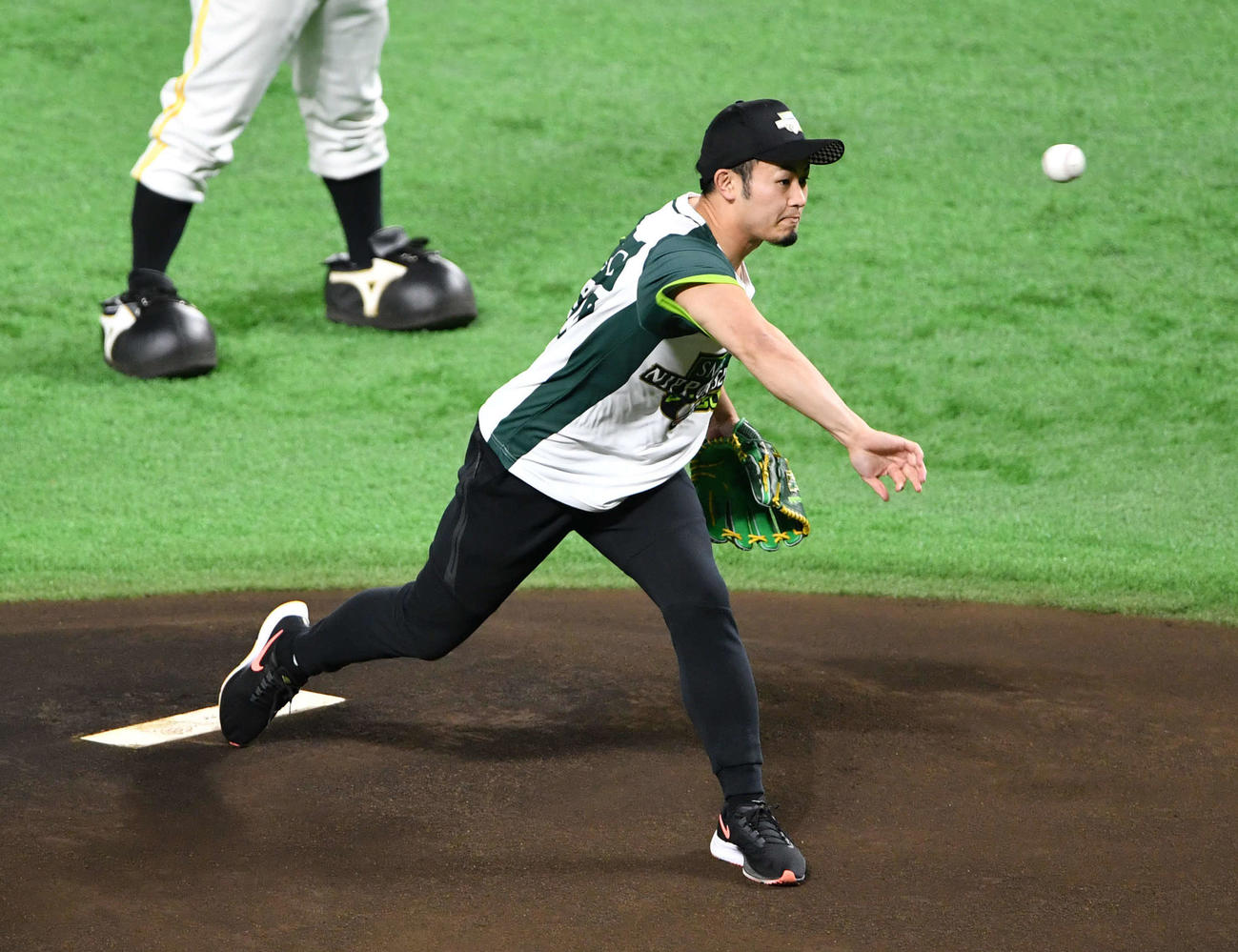 ソフトバンク対巨人　ファーピッチセレモニーに登板した15人制ラグビー元日本代表の福岡堅樹（撮影・岩下翔太）