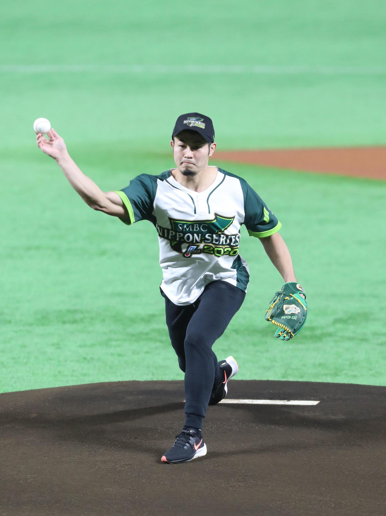 ソフトバンク対巨人　ファーストピッチで見事な投球を披露した福岡堅樹（撮影・梅根麻紀）
