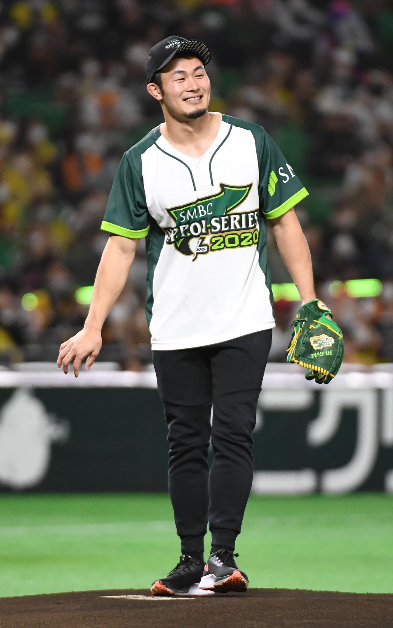 ソフトバンク対巨人　ファーストピッチを務める男子15人制元ラグビー日本代表の福岡堅樹（撮影・今浪浩三）