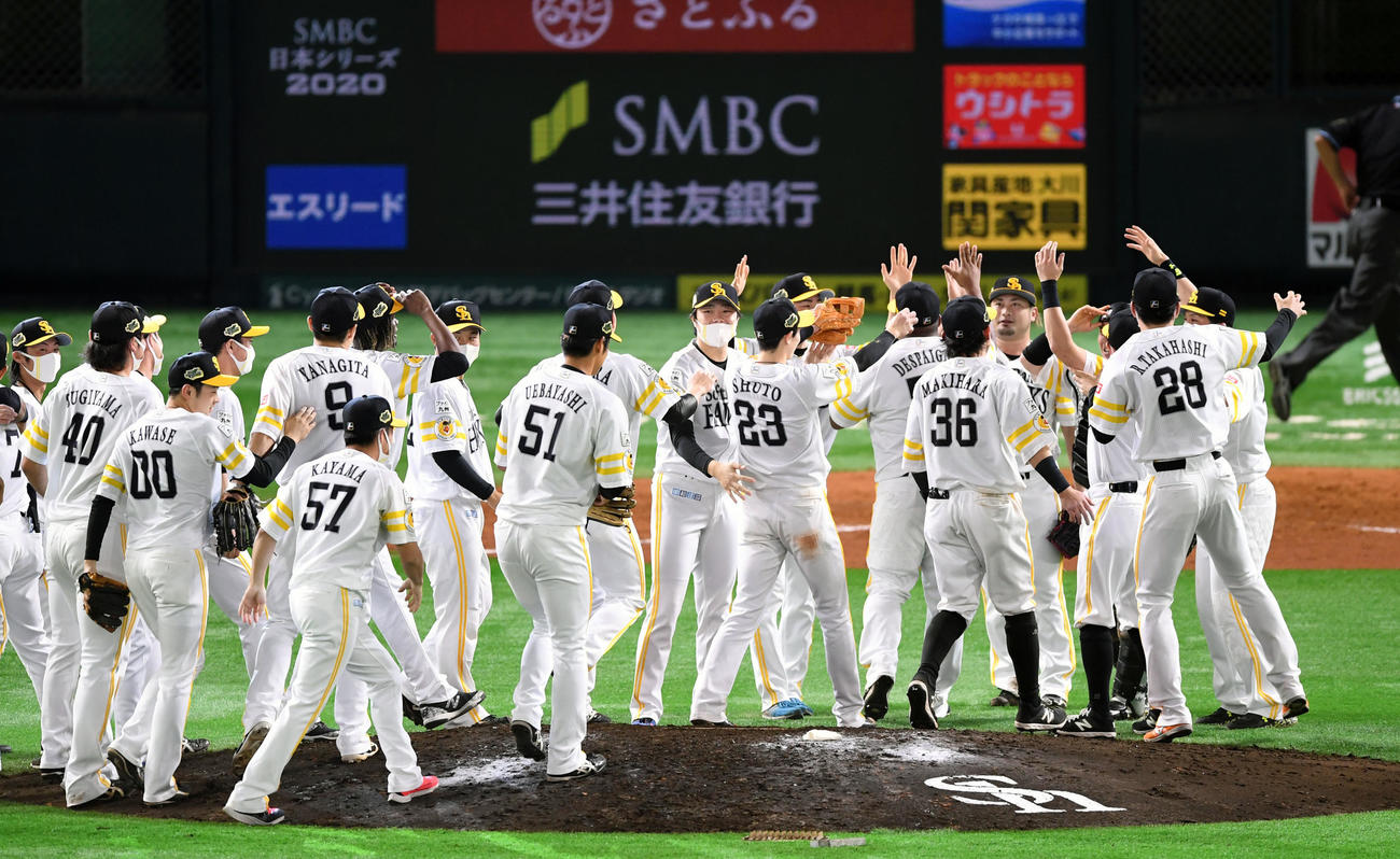 ソフトバンク対巨人　4年連続日本一を決め歓喜するソフトバンクナイン（撮影・横山健太）