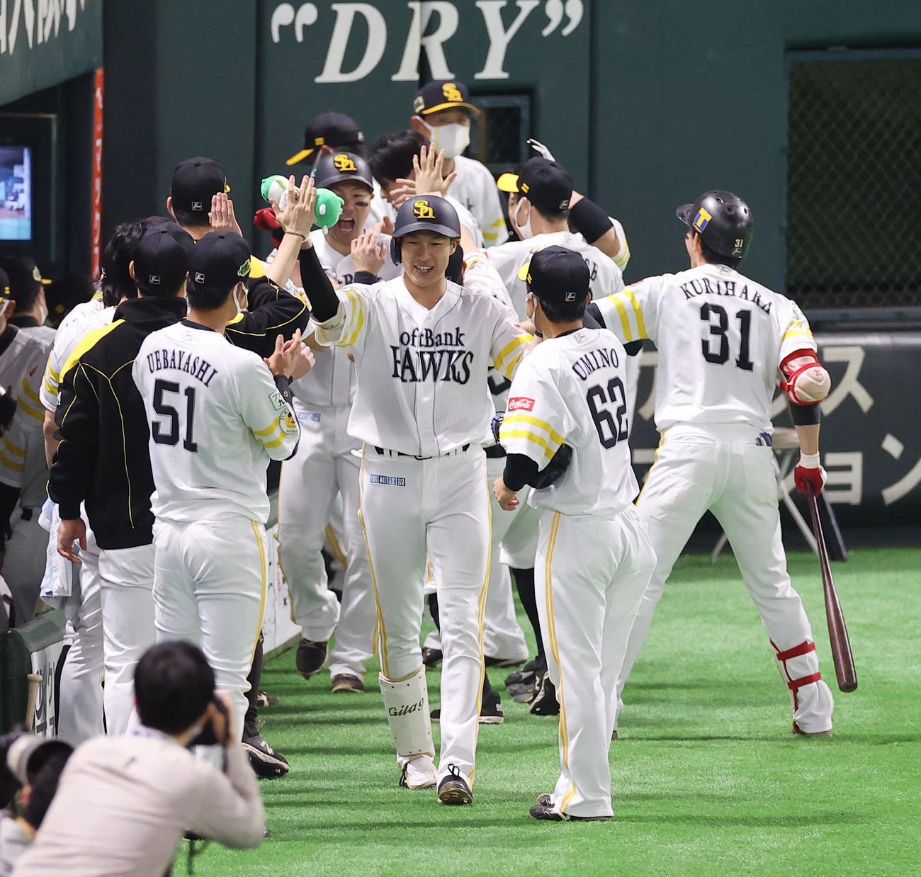ソフトバンク対巨人　1回裏ソフトバンク1死二塁、右越え2点本塁打を放ちナインの出迎えを受ける柳田（撮影・垰建太）