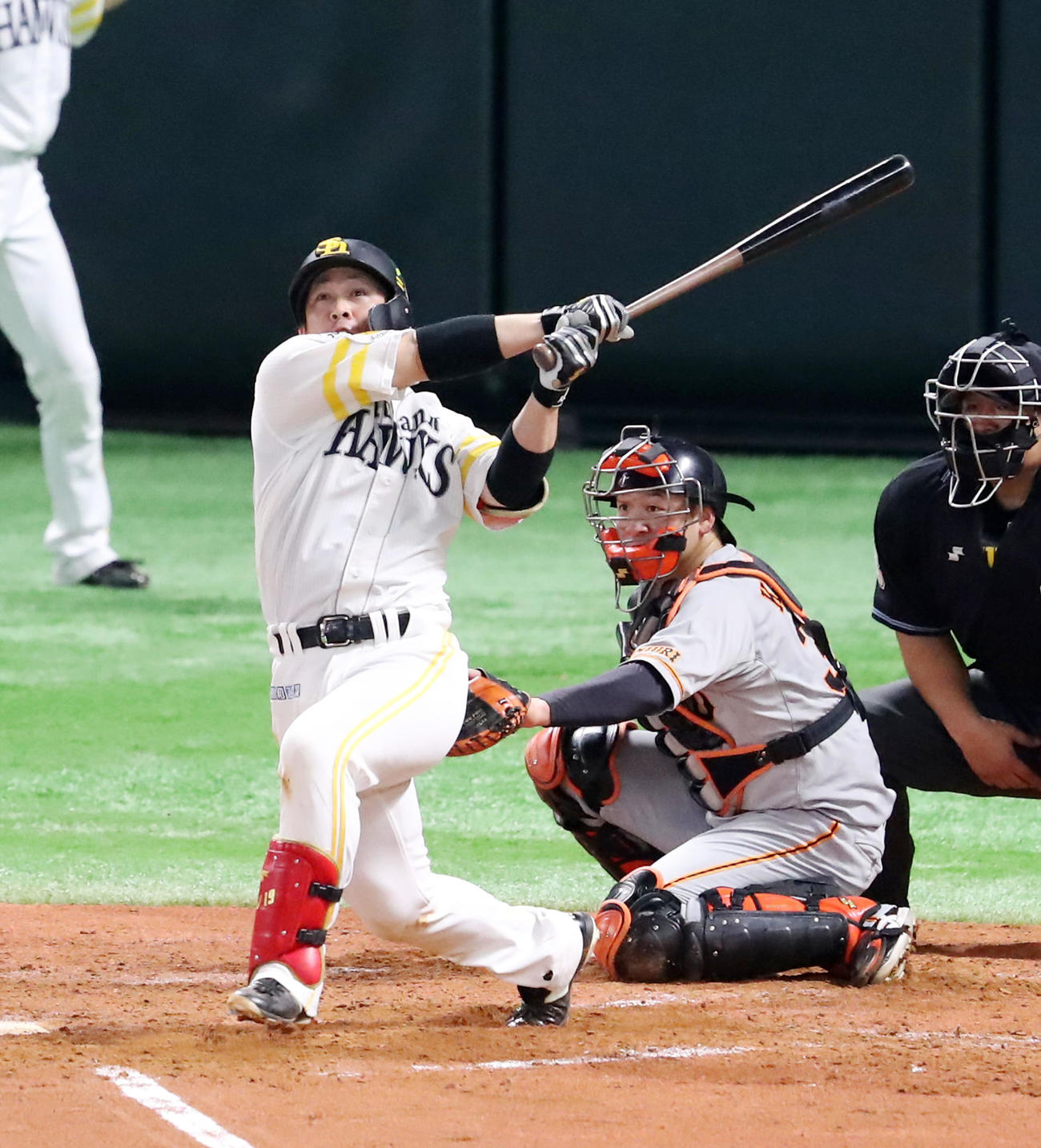 2回裏ソフトバンク2死一塁、甲斐は左越え2点本塁打を放つ（撮影・加藤哉）