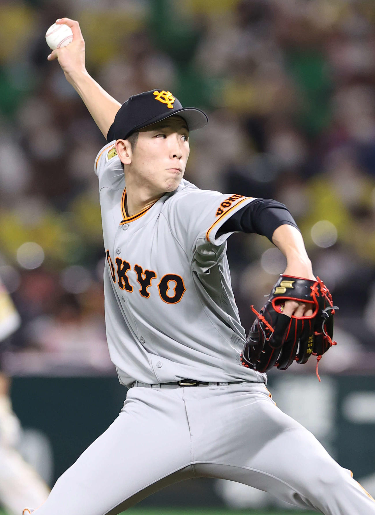 ソフトバンク対巨人　3回裏途中に巨人3番手で登板する戸郷（撮影・河野匠）