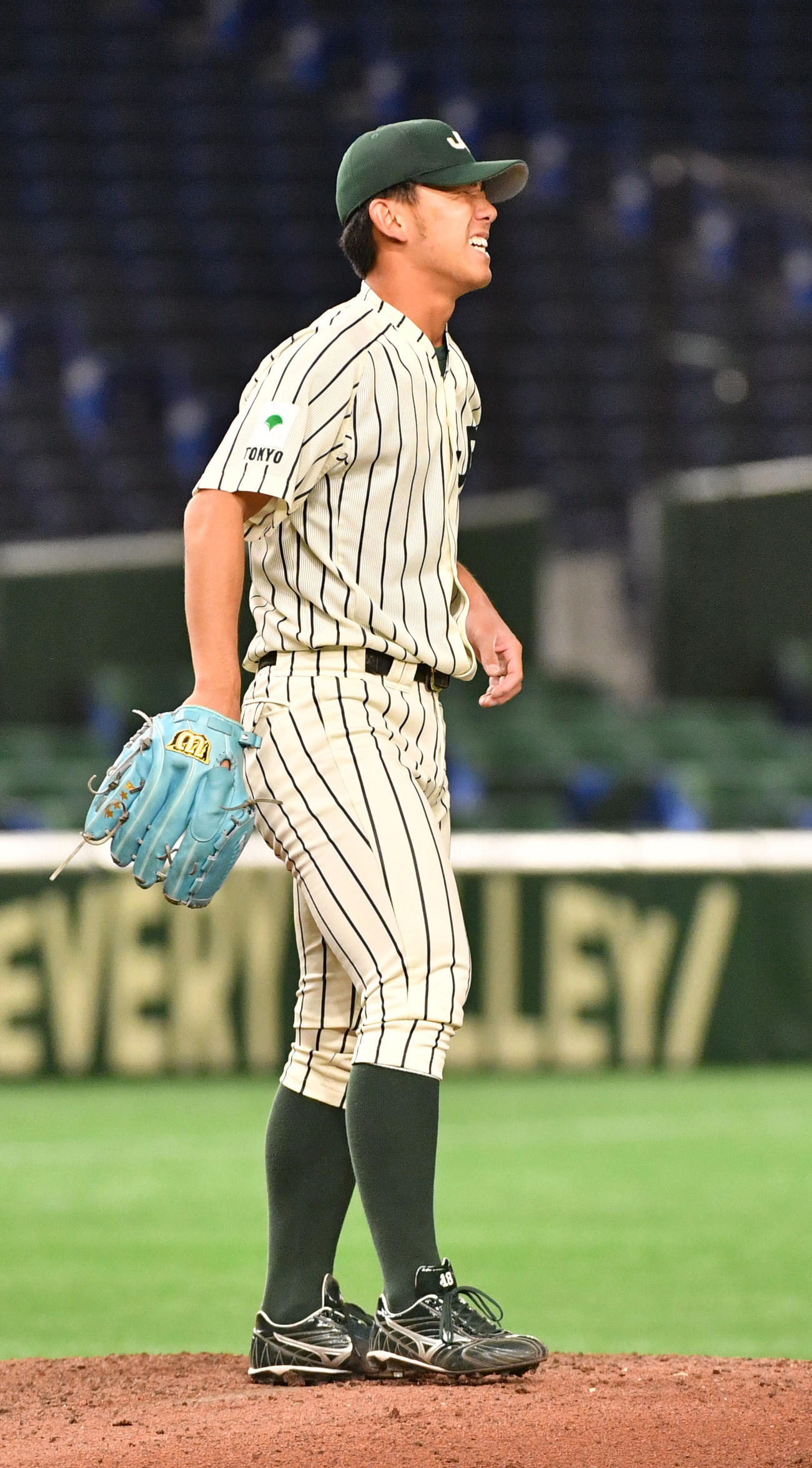 三菱自動車岡崎対JR東日本　6回表三菱自動車岡崎1死、中野の投ゴロを捕球した伊藤は顔をしかめる（撮影・柴田隆二）