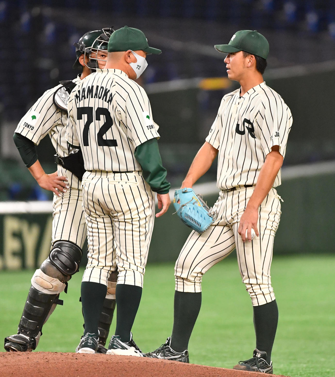 三菱自動車岡崎対JR東日本　2回のピンチにJR東日本・伊藤(右)は浜岡監督のアドバイスを受ける（撮影・柴田隆二）