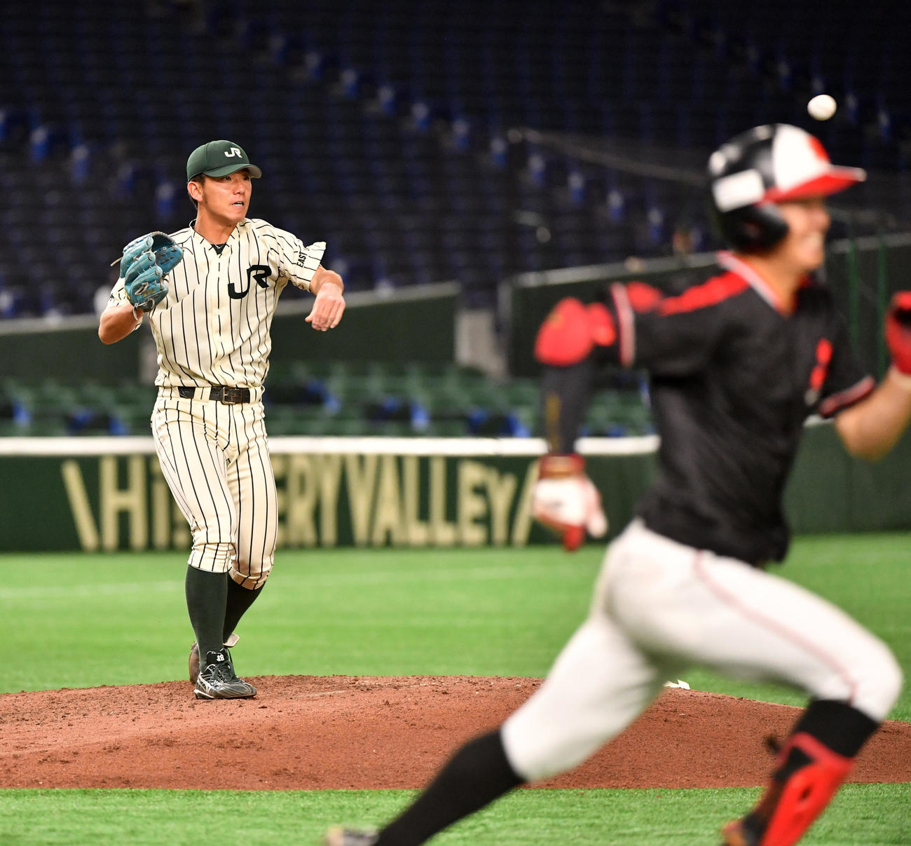 三菱自動車岡崎対JR東日本　6回表三菱自動車岡崎1死、中野の投ゴロを一塁に投げる伊藤（撮影・柴田隆二）