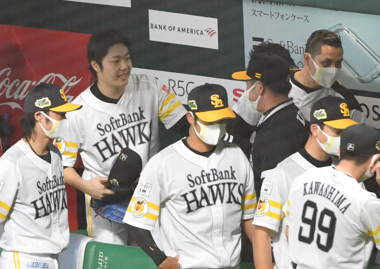 ソフトバンク対巨人　5回裏ソフトバンク2死一塁、丸を迎える場面で降板となり、工藤監督（後方右から2人目）とグータッチする松本（撮影・岩下翔太）