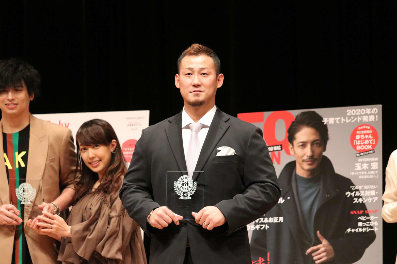 「第13回ペアレンティングアワード」授賞式に出席した日本ハム中田翔（撮影・山崎純一）