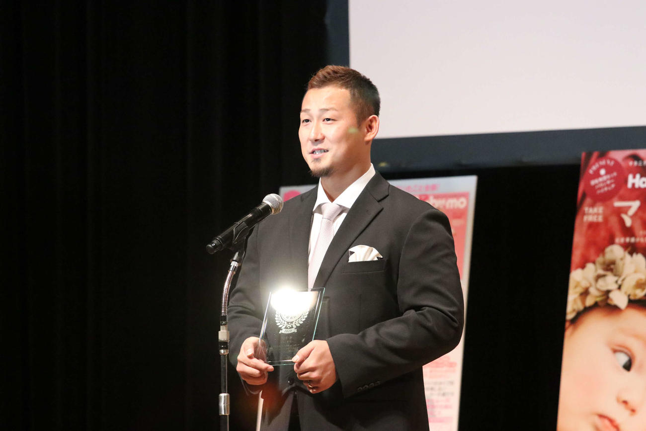 「第13回ペアレンティングアワード」授賞式に出席した日本ハム中田（撮影・山崎純一）