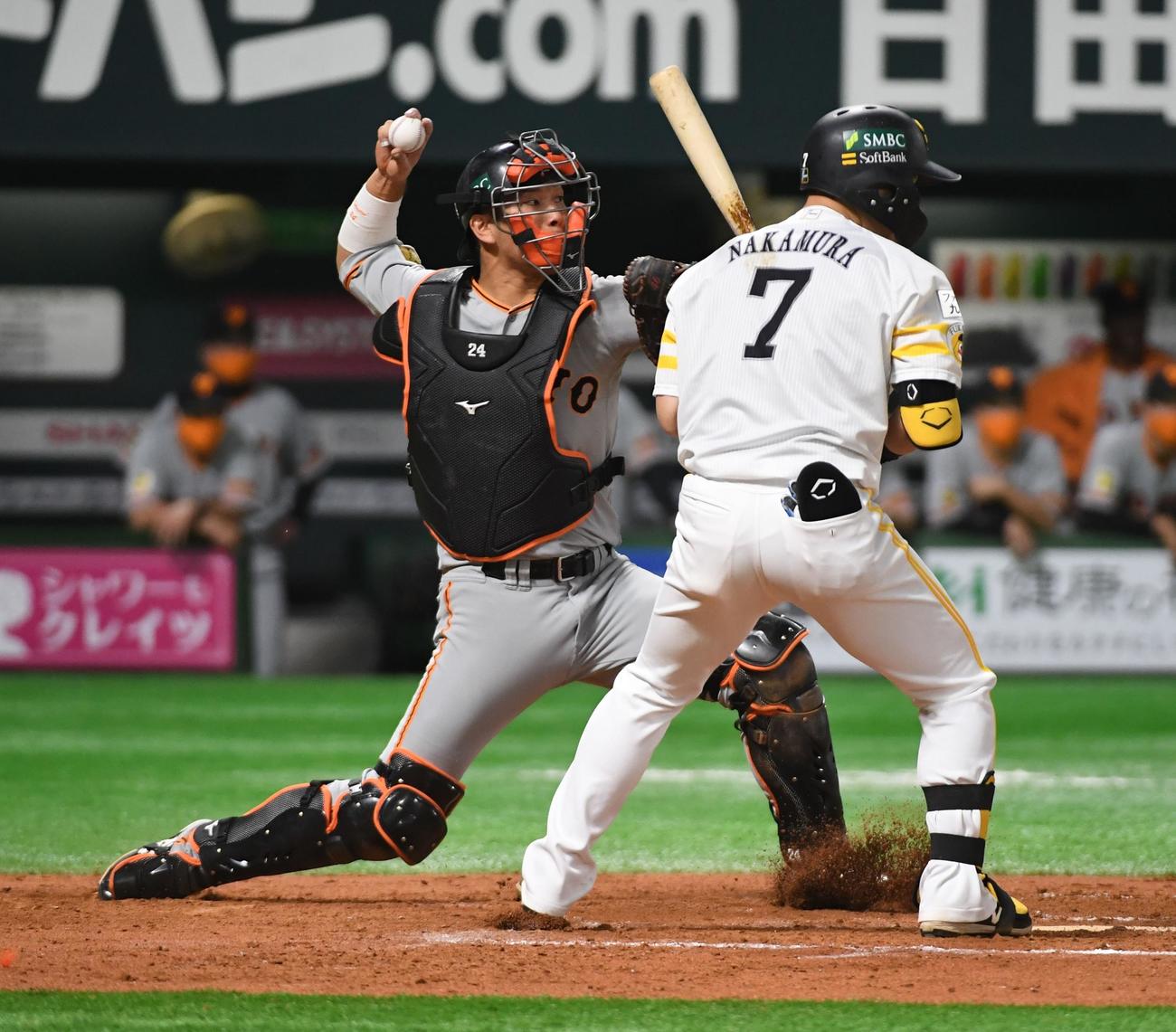 7回裏ソフトバンク2死一塁、中村晃のとき、一塁走者周東佑京の二塁盗塁を刺す捕手の大城卓三（撮影・今浪浩三）