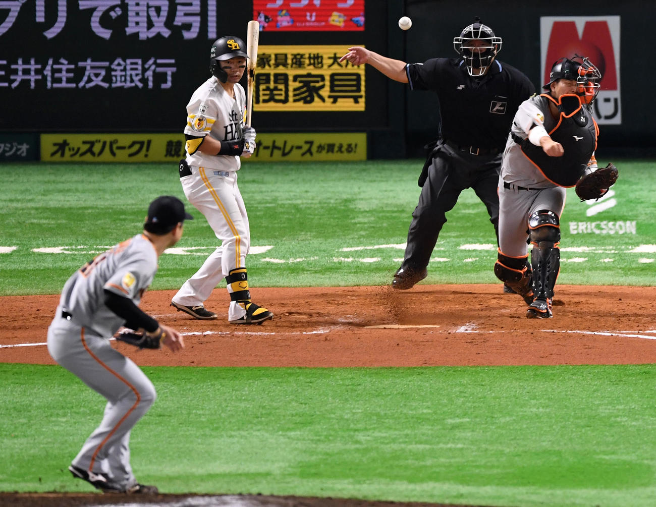 ソフトバンク対巨人　7回裏ソフトバンク2死一塁、周東の二盗を阻止する大城（撮影・横山健太）