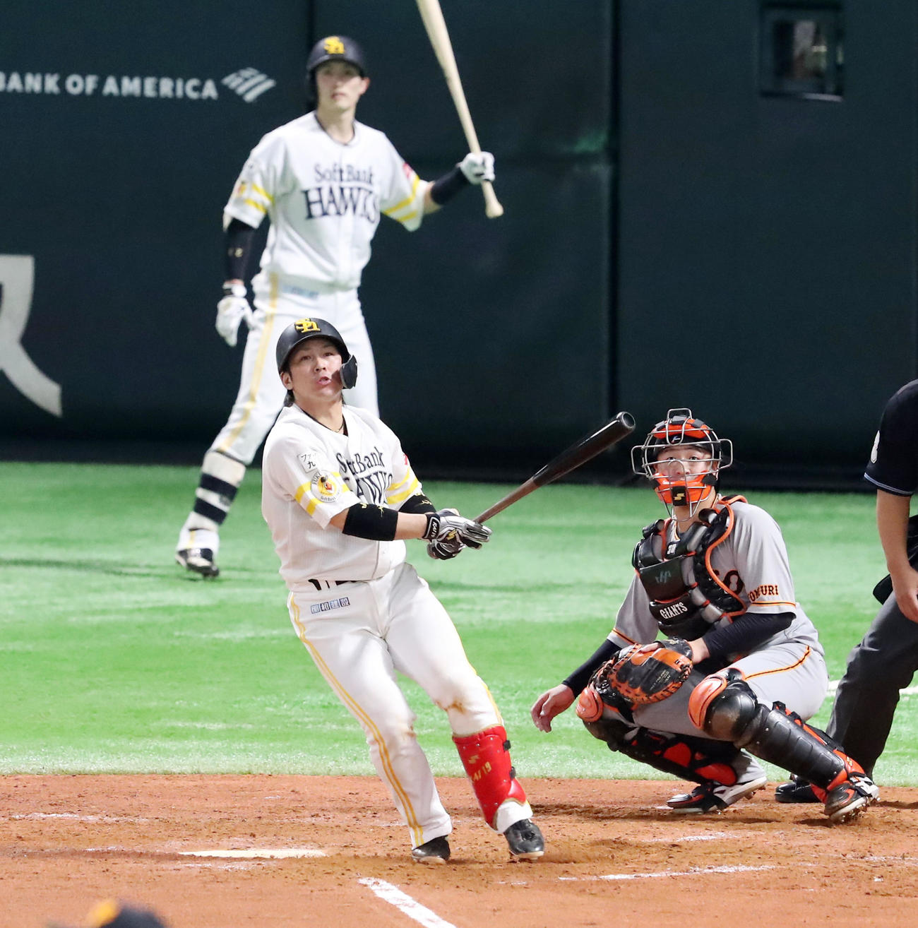 ソフトバンク対巨人　2回裏ソフトバンク2死一塁、甲斐は左越え2点本塁打を放つ（撮影・加藤哉）