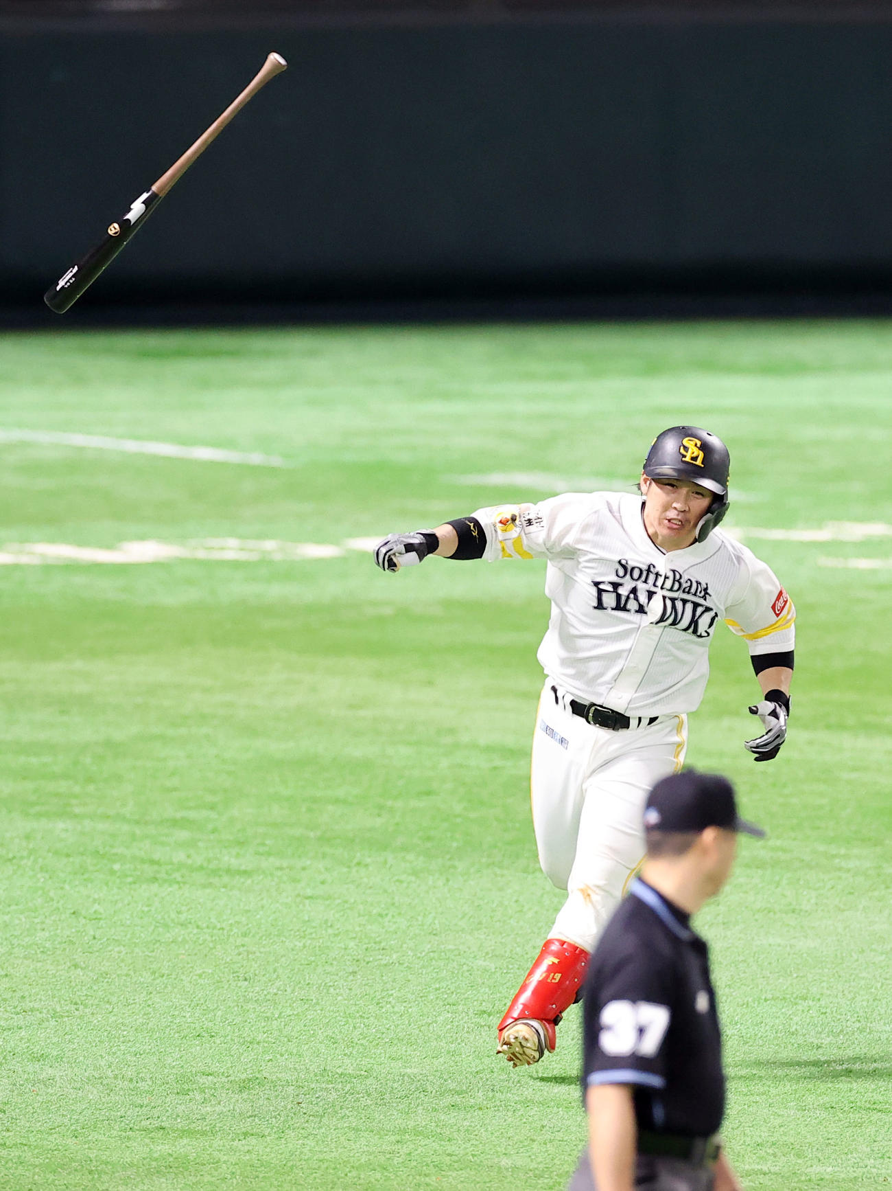 ソフトバンク対巨人　2回裏ソフトバンク2死一塁、左越え2点本塁打を放ち豪快にバットを投げる甲斐（撮影・垰建太）
