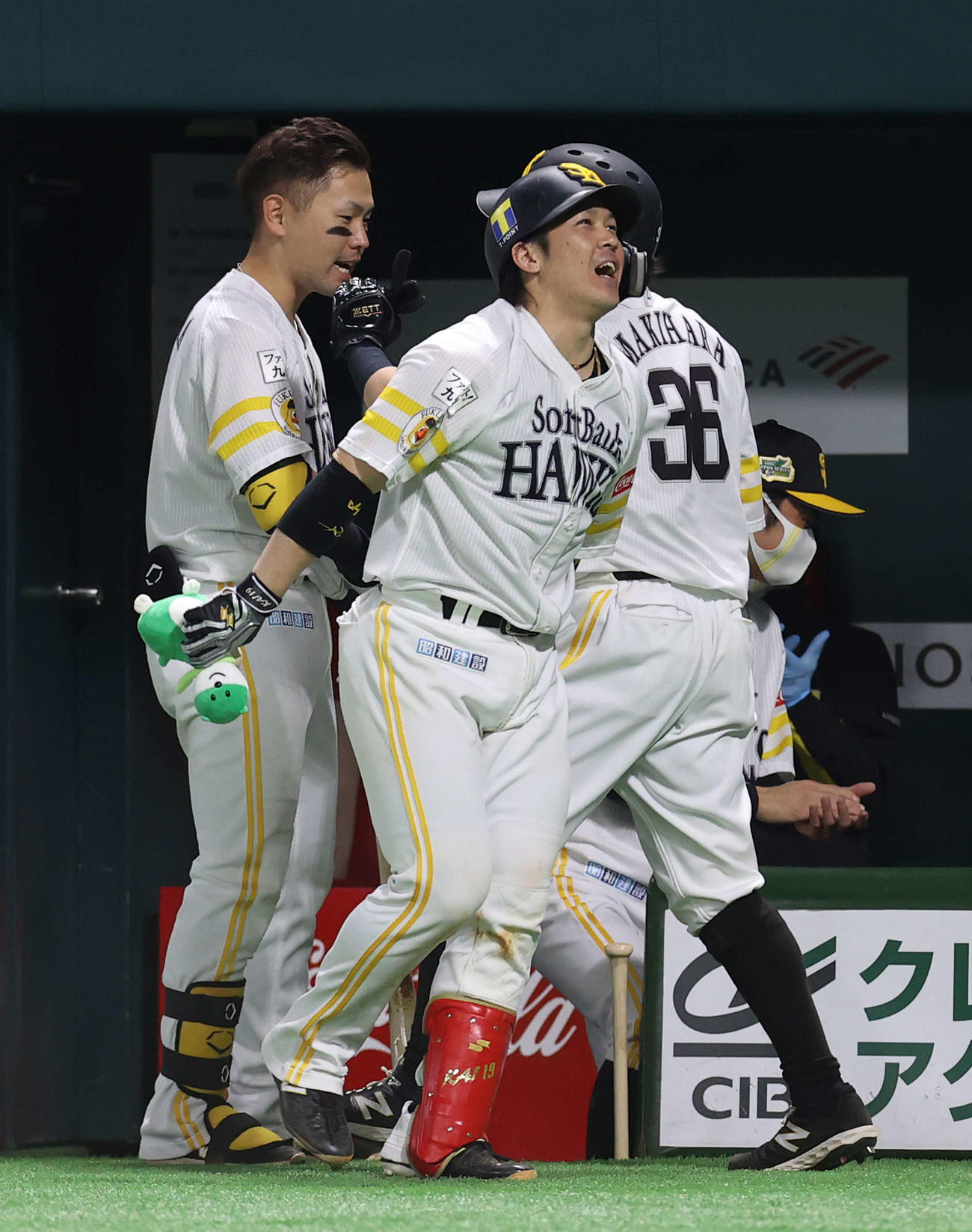 ソフトバンク対巨人　2回裏ソフトバンク2死一塁、左越え2点本塁打を放ちベンチ前で笑顔を見せる甲斐（撮影・河野匠）
