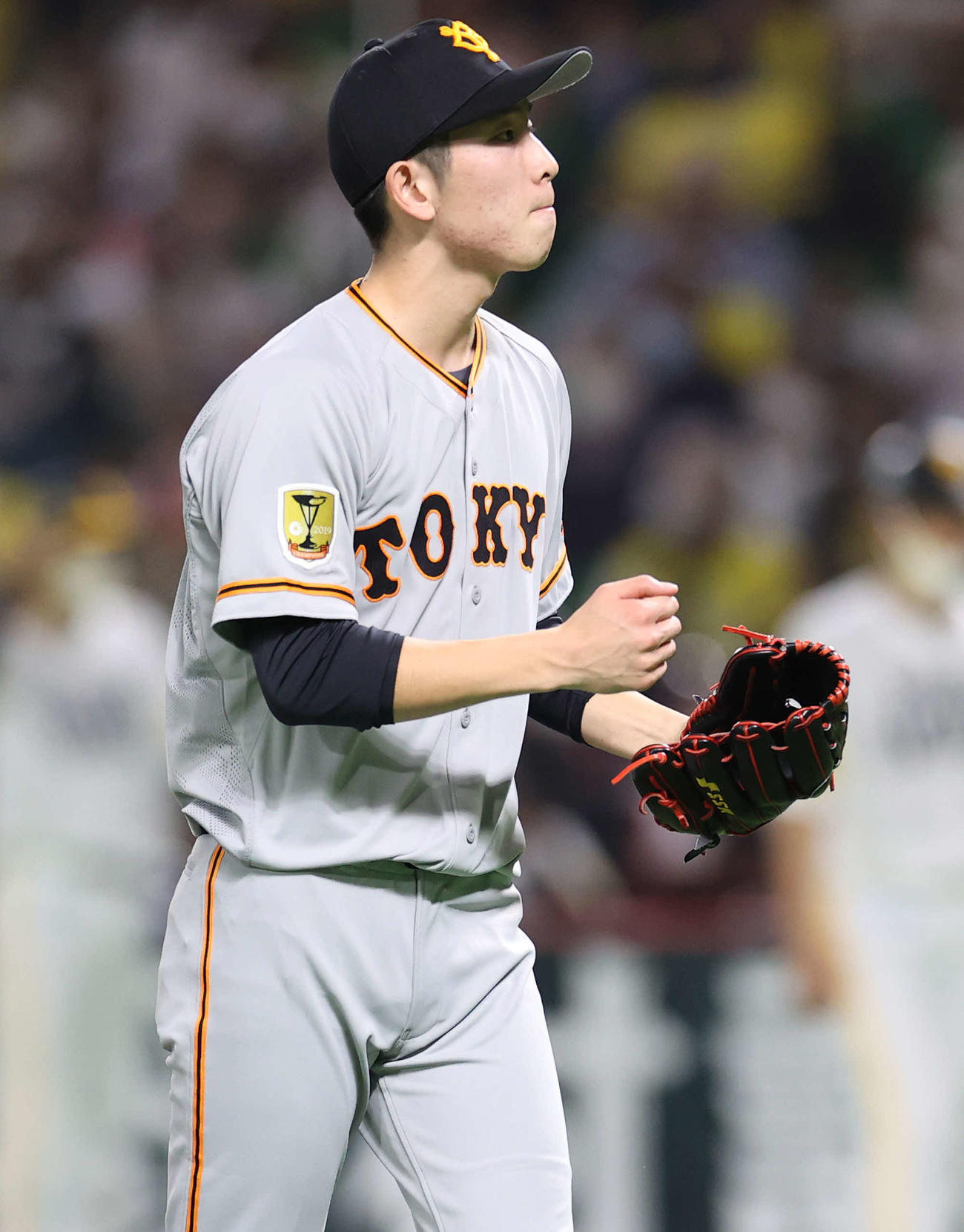 ソフトバンク対巨人　4回裏ソフトバンク2死、周東を空振り三振に仕留めガッツポーズを見せる戸郷（撮影・河野匠）