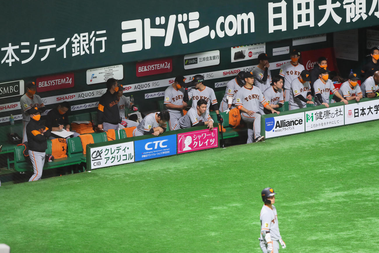 ソフトバンク対巨人　厳しい表情で戦況を見つめる巨人ナイン（撮影・足立雅史）
