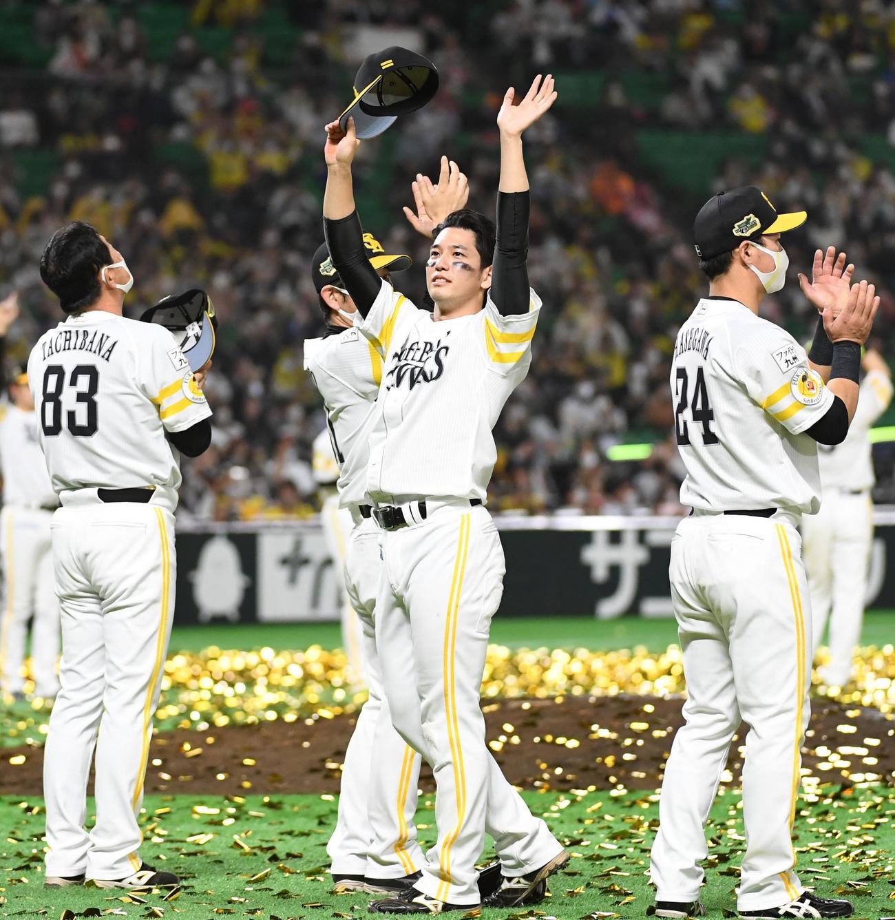 ソフトバンク対巨人　日本シリーズを制しスタンドのファンに手を挙げる栗原（撮影・今浪浩三）