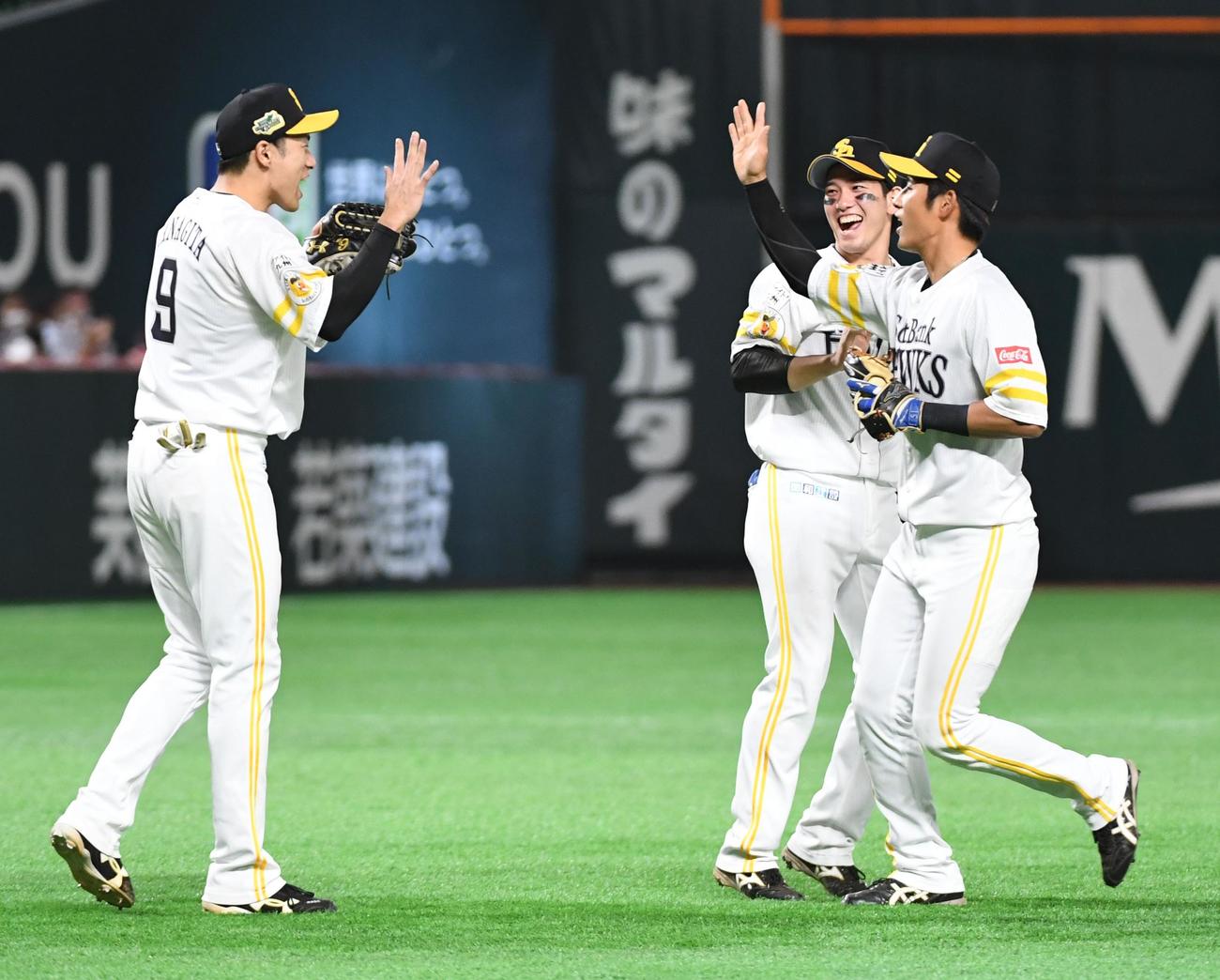 ソフトバンク対巨人　日本シリーズを制し喜び合う栗原、上林、柳田（撮影・今浪浩三）