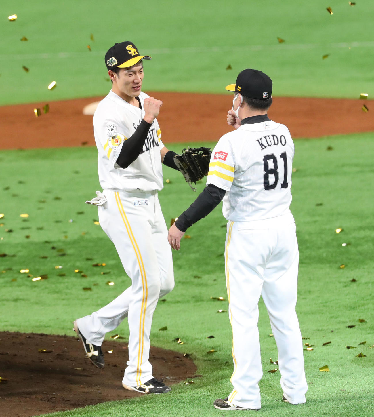 ソフトバンク対巨人　日本シリーズで優勝を飾ったソフトバンクナインは歓喜の表情、工藤監督に迎えられる柳田（撮影・梅根麻紀）