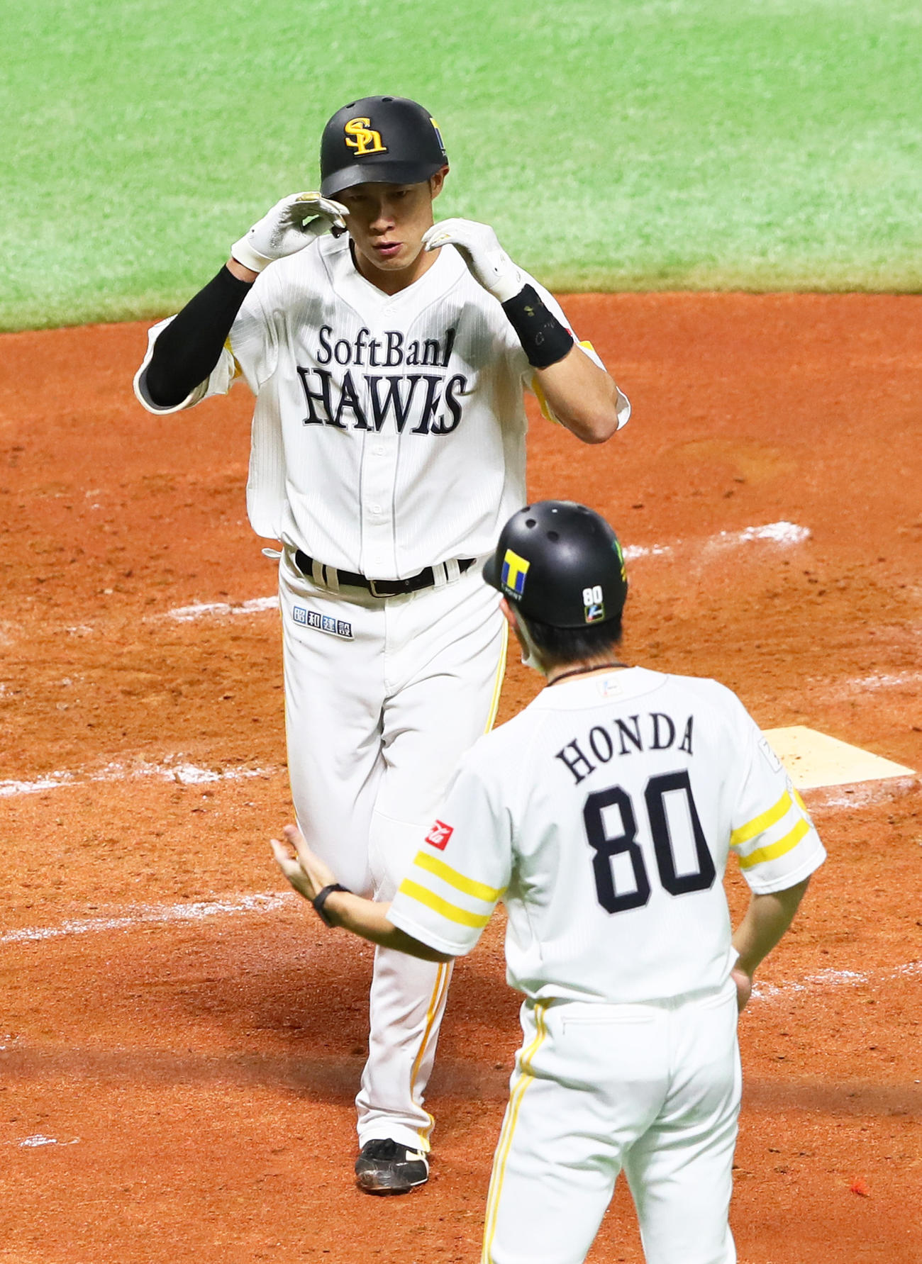 ソフトバンク対巨人　1回裏ソフトバンク1死二塁、柳田は右越え2点本塁打を放ちポーズを決めながら生還する（撮影・足立雅史）