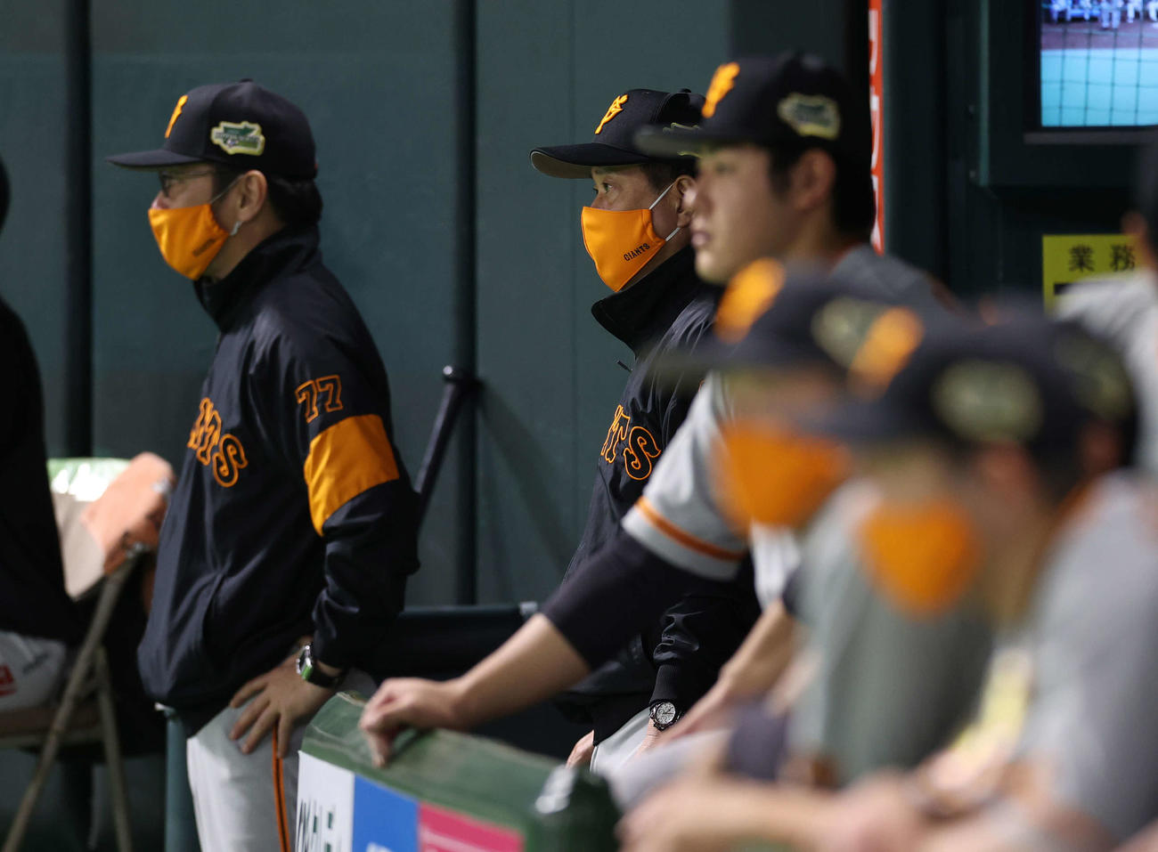 ソフトバンク対巨人　9回表巨人2死一、二塁、亀井が二飛に倒れ、ソフトバンクの日本一をベンチから見届ける原監督（左から2人目）（撮影・河野匠）