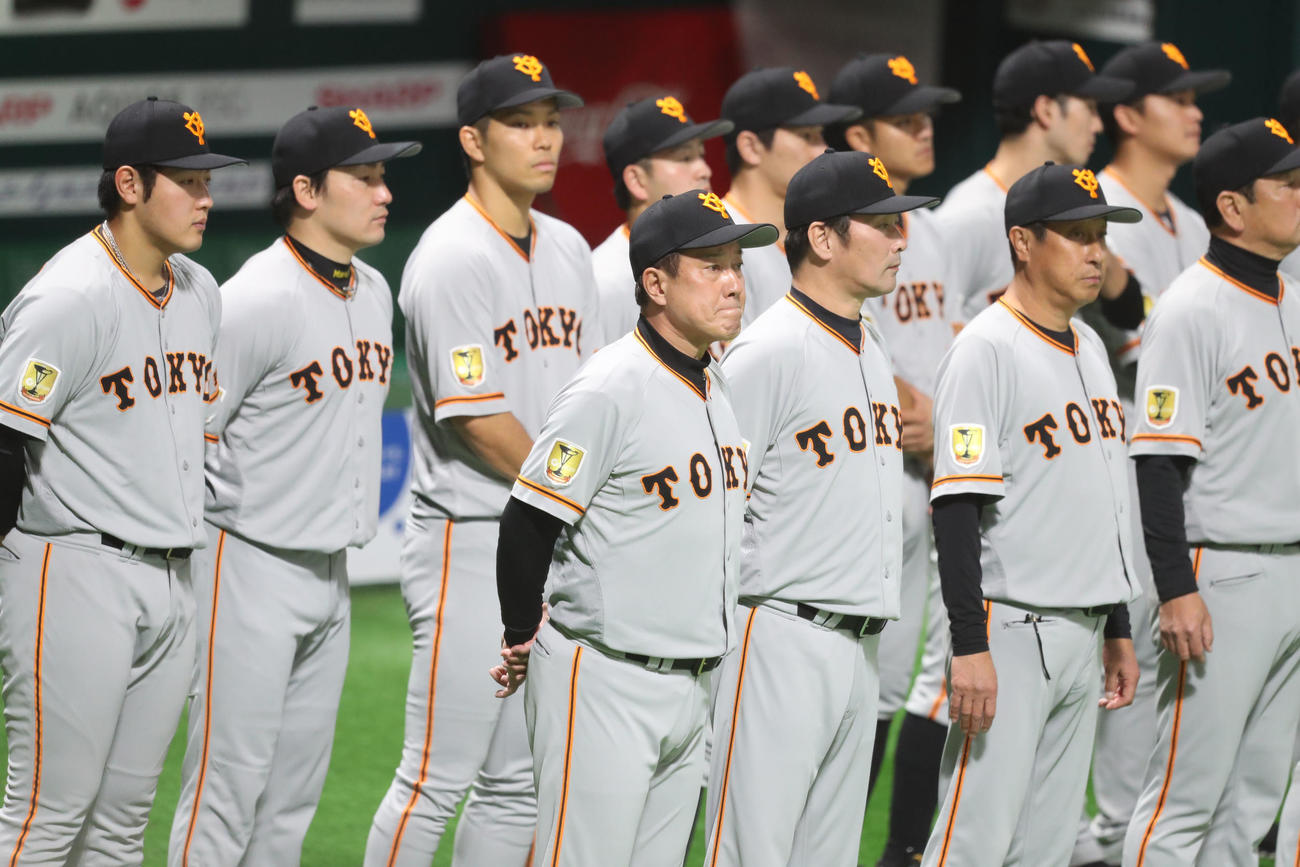 ソフトバンクの表彰を見つめる原辰徳監督（撮影・梅根麻紀）