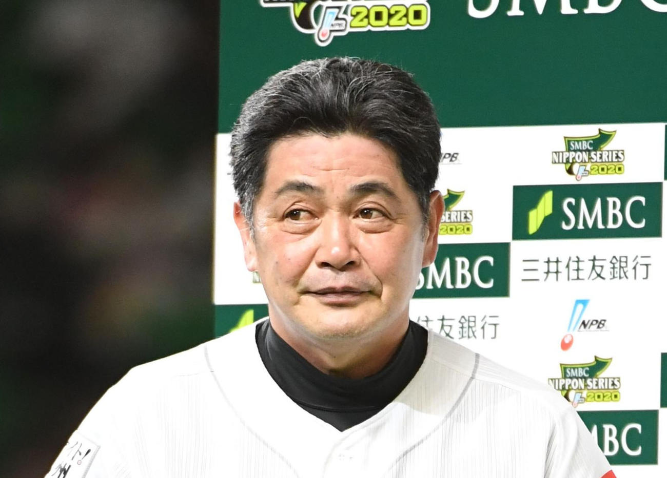 ソフトバンク対巨人　お立ち台に上がりファンにお礼を言う工藤監督（撮影・今浪浩三）