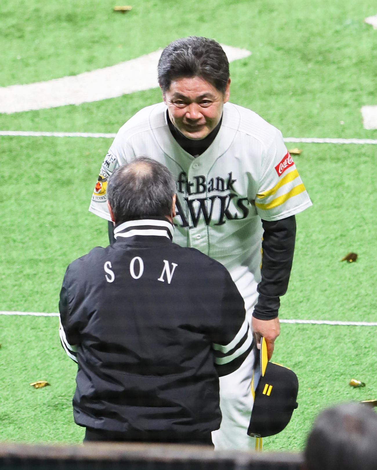 ソフトバンク対巨人　4年連続の日本一を達成しソフトバンク孫オーナー（手前）に笑顔でお辞儀する工藤監督（撮影・足立雅史）