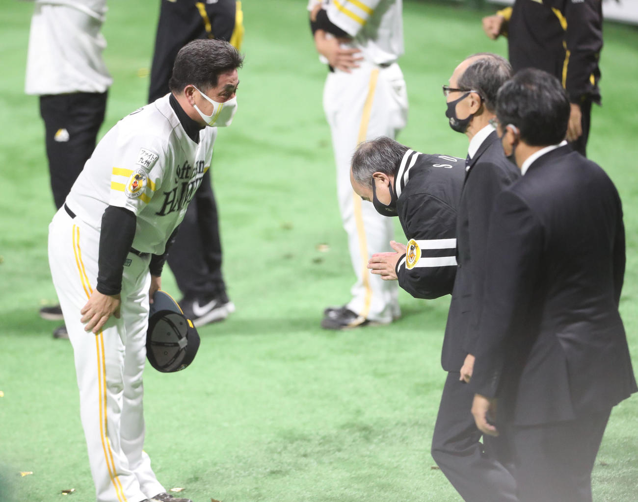 ソフトバンク対巨人　孫ソフトバンクオーナーは工藤監督を祝福（撮影・梅根麻紀）
