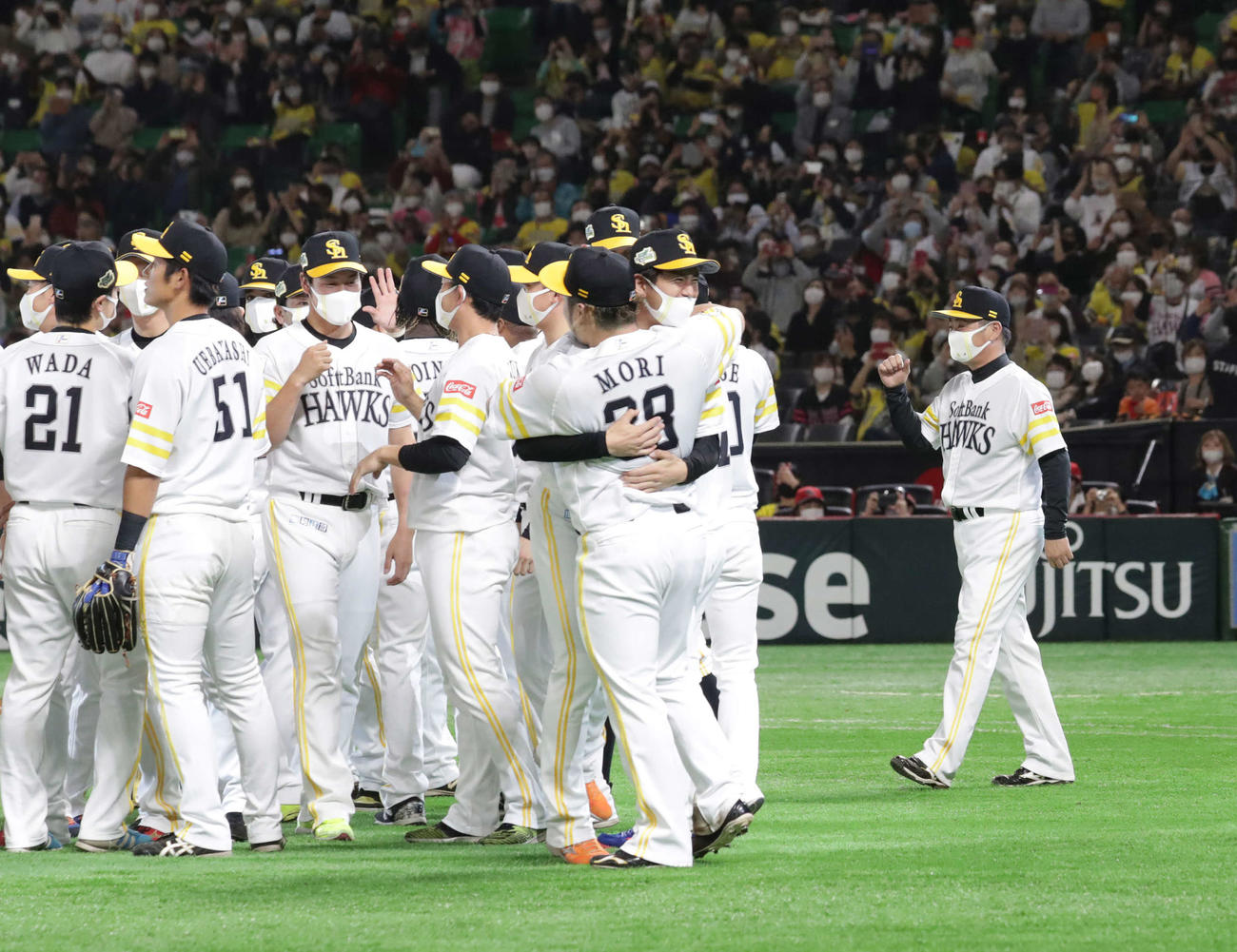 ソフトバンク対巨人　巨人を下し日本一となったソフトバンクナインの歓喜の輪に笑顔で向かう工藤監督（右端）（撮影・河野匠）