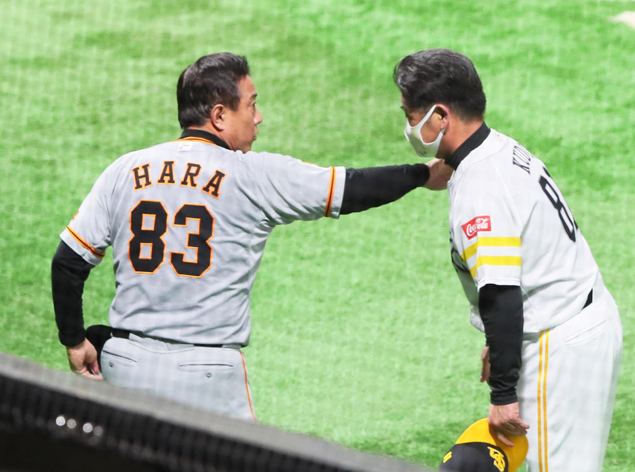 ソフトバンク対巨人　互いの健闘をたたえ合う巨人原監督（左）とソフトバンク工藤監督（撮影・足立雅史）