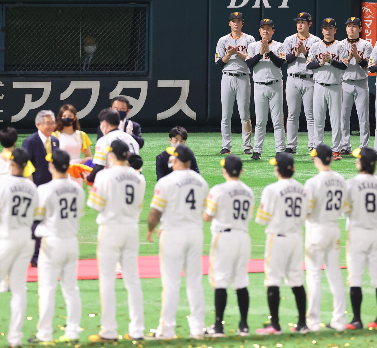 ソフトバンク対巨人　日本シリーズ優勝を決め表彰を受けるソフトバンク工藤監督に拍手を送る巨人原監督（後方右から4人目）ら選手たち（撮影・垰建太）
