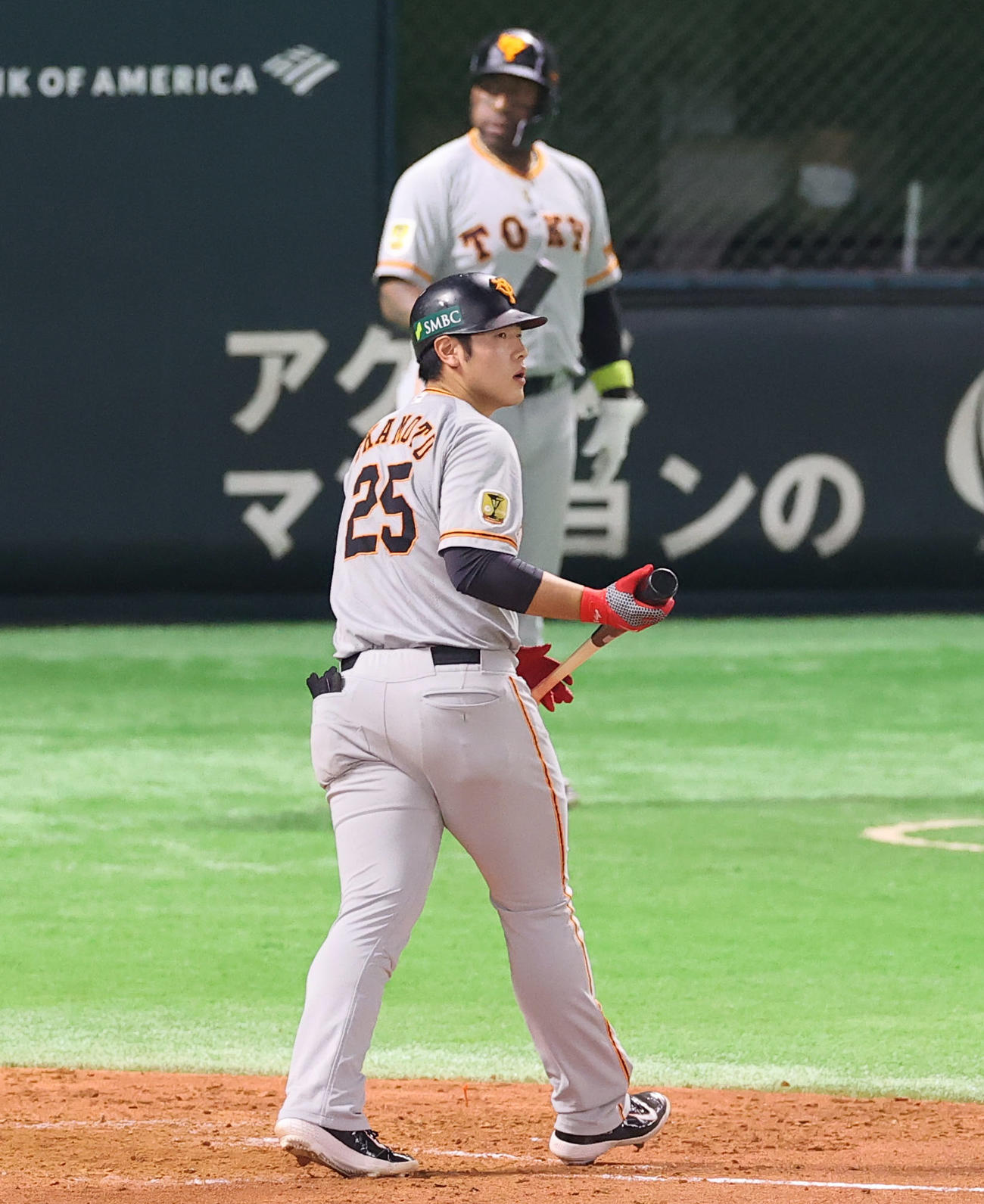 ソフトバンク対巨人　3回表巨人2死、空振り三振に倒れ悔しげにスコアボードを見つめる岡本（撮影・垰建太）