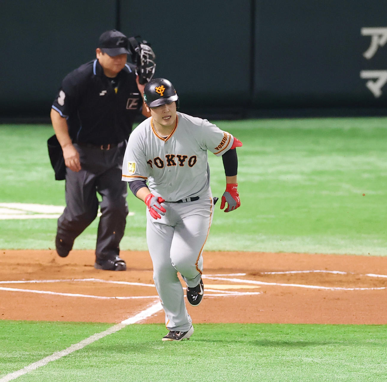 ソフトバンク対巨人　6回表巨人無死、遊ゴロに倒れる岡本（撮影・垰建太）