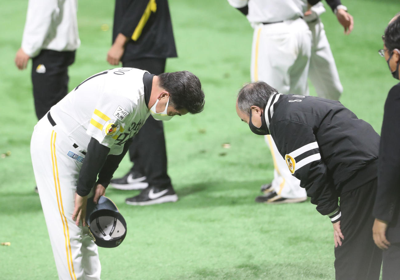 ソフトバンク対巨人　ソフトバンク孫正義オーナーは工藤公康監督を祝福（撮影・梅根麻紀）