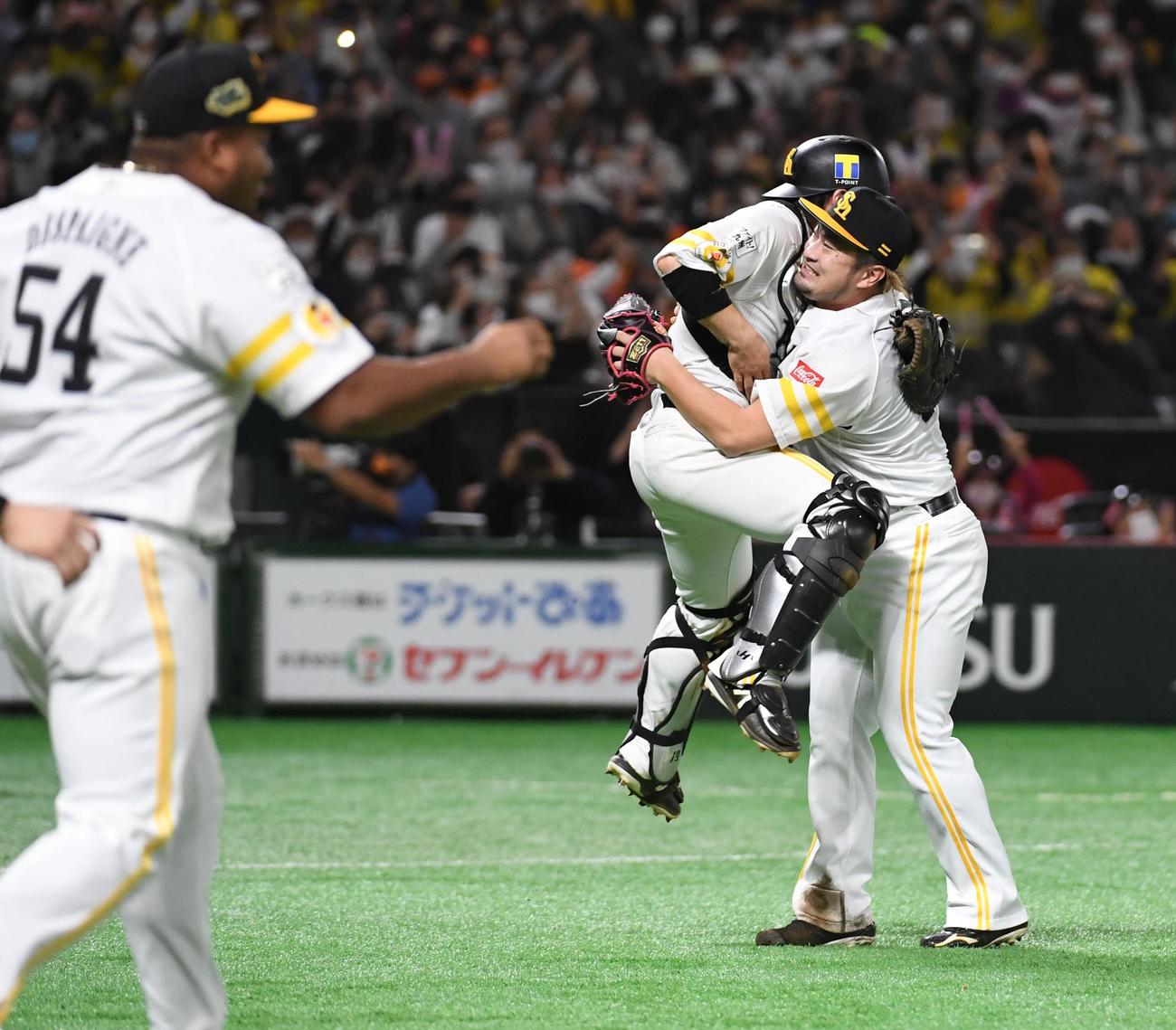 ソフトバンク対巨人　9回表巨人2死一、二塁、亀井善行を二飛に仕留め捕手の甲斐拓也を抱きかかえる森唯斗（撮影・今浪浩三）
