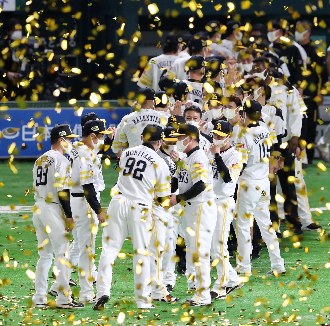 ソフトバンク対巨人　優勝を決め、金色の紙吹雪が舞う中、ナインと握手を交わす工藤監督（手前右）（撮影・加藤哉）