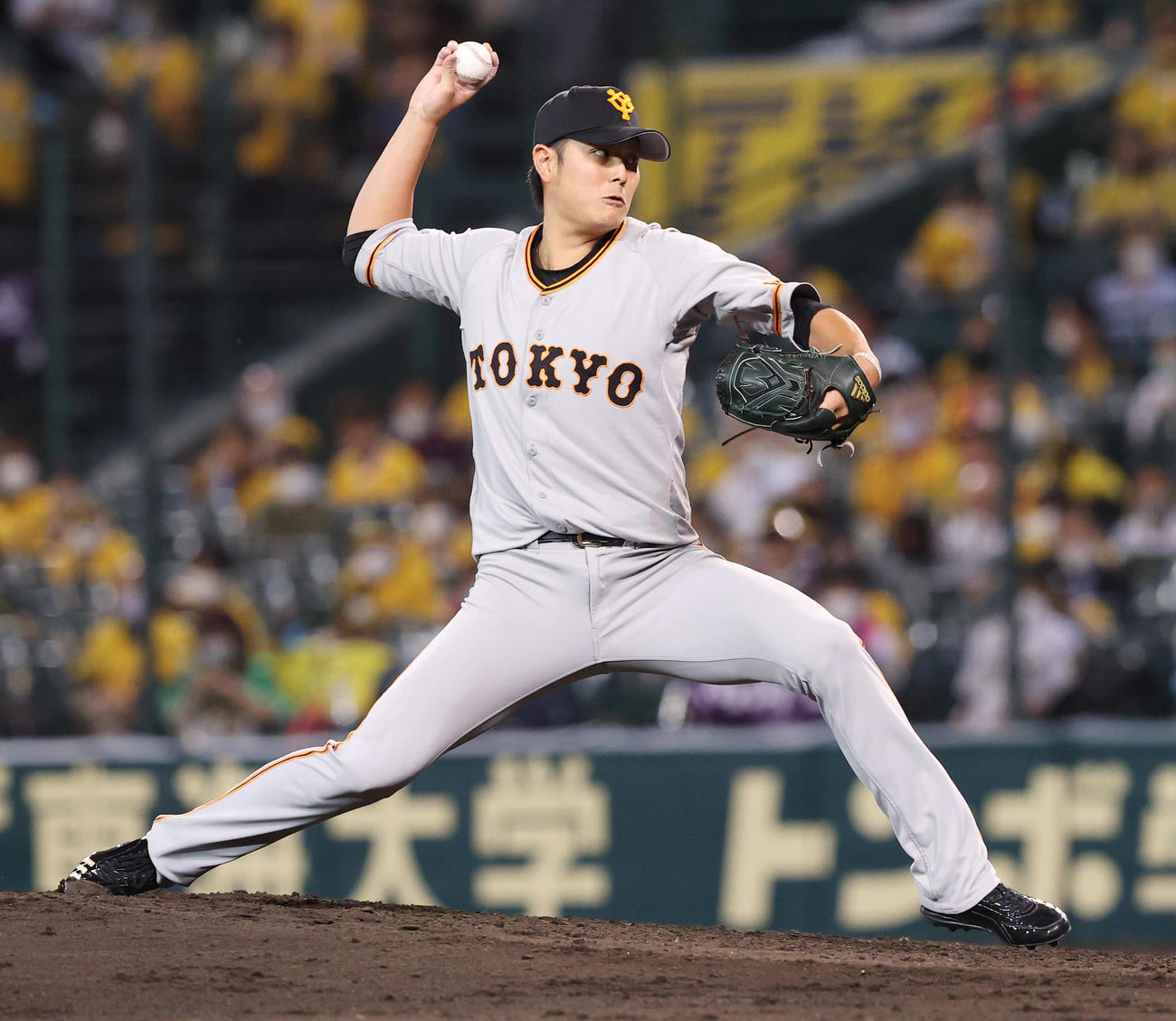 10月5日、阪神対巨人　6回裏、巨人2番手で登板し力投する宮国