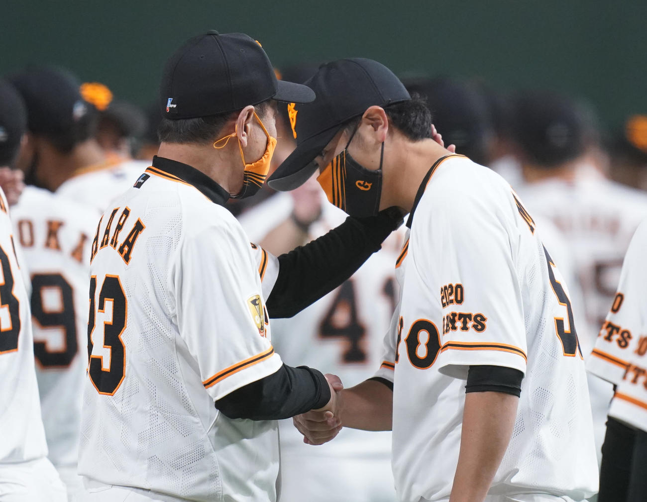 10月30日、巨人対ヤクルト　セ・リーグを制し宮国椋丞（右）と握手を交わす原辰徳監督（代表撮影）