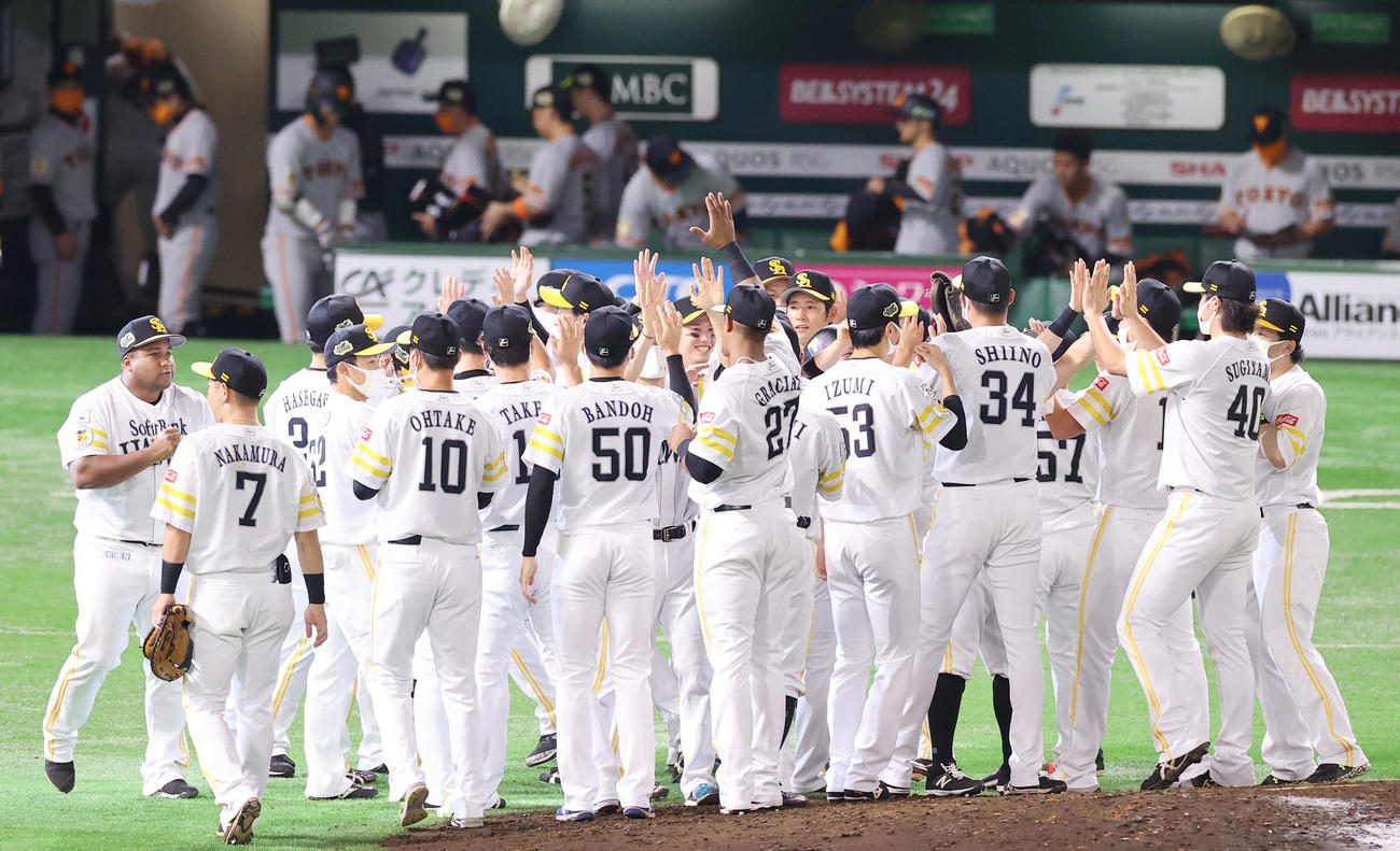 ソフトバンク対巨人　巨人に勝利し4連覇を達成し喜び合うソフトバンクナイン（撮影・垰建太）