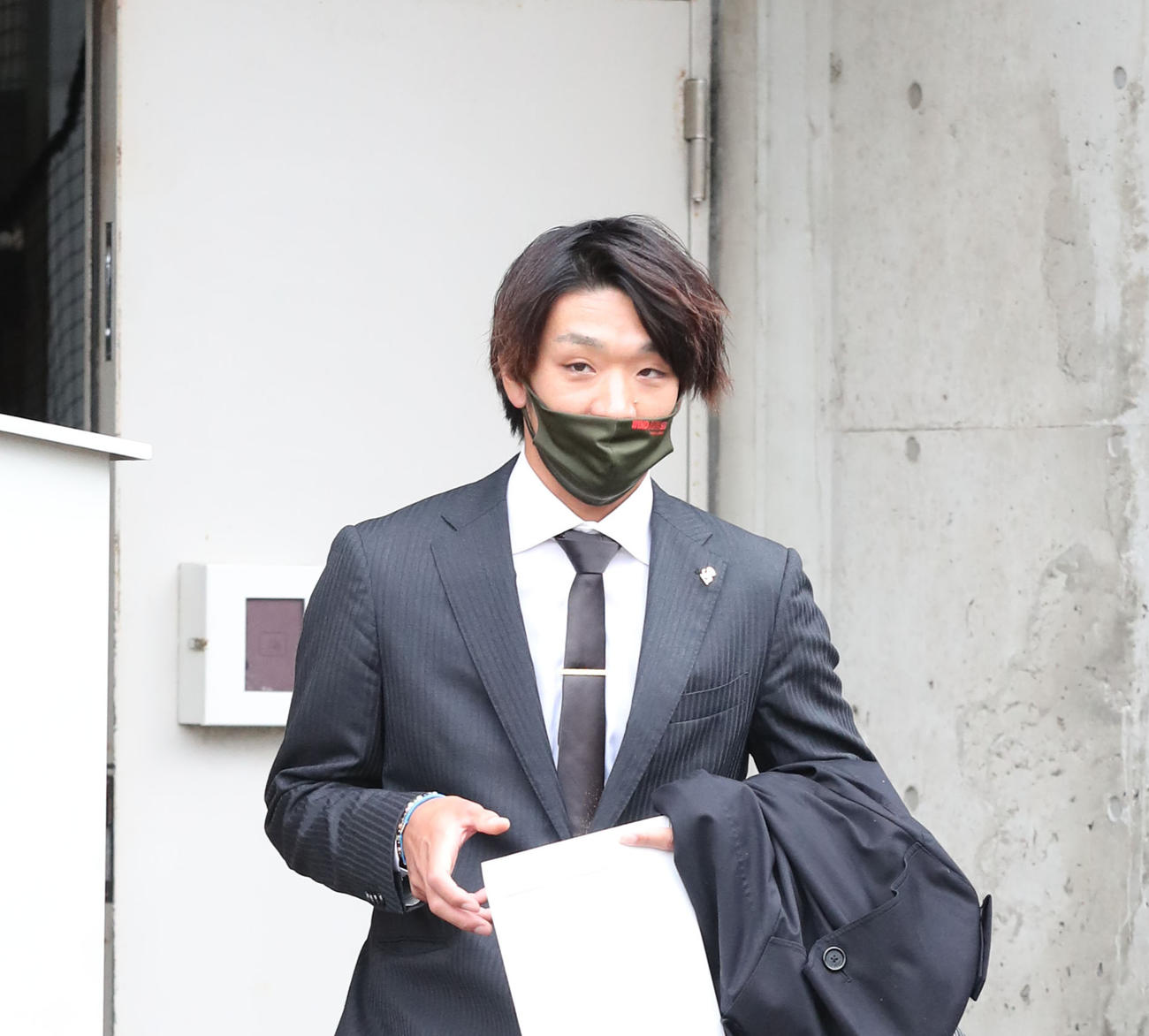 戦力外通告を受けた松田遼馬は書類を手に引きあげる（撮影・梅根麻紀）＝2020年11月26日、福岡ペイペイドーム