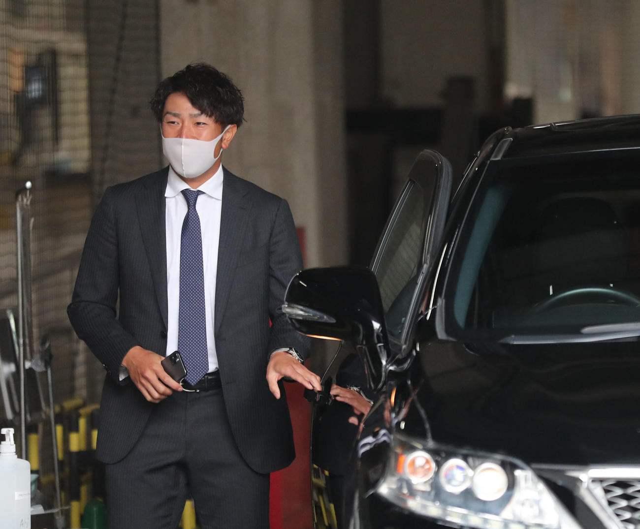 戦力外通告を受けた西田哲朗は引きあげる（撮影・梅根麻紀）
