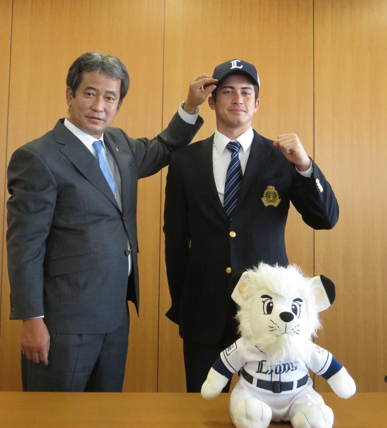 西武ドラフト6位指名を受け契約に合意した東農大北海道オホーツクのタイシンガーブランドン大河内野手（右）と潮崎編成ディレクター