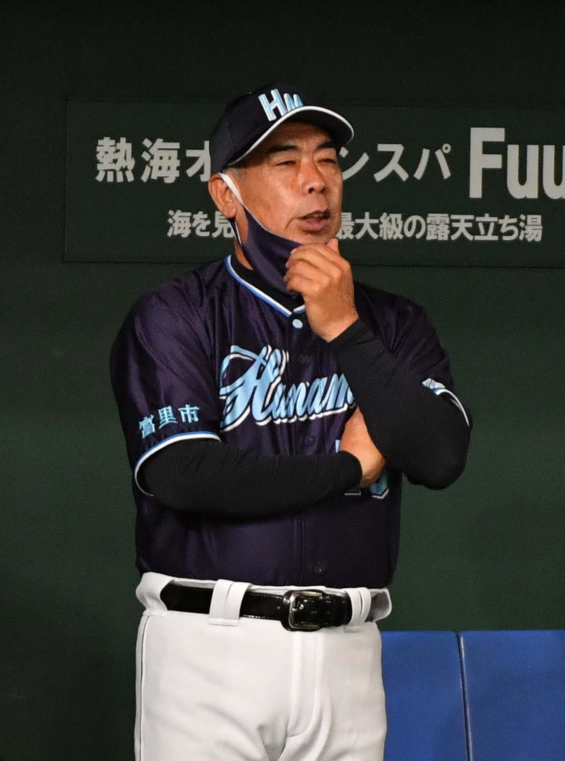ハナマウイ対四国銀行　　試合を見つめる元オリックスのハナマウイ・本西監督（撮影・柴田隆二）