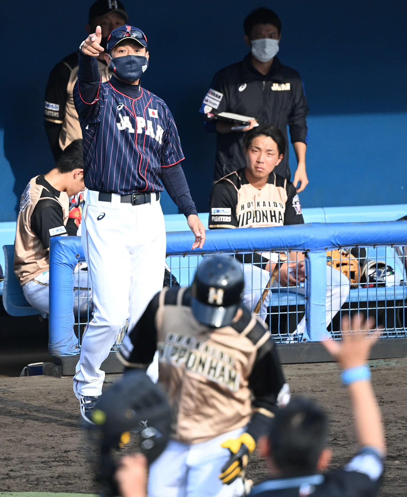 西武対日本ハム　9回表日本ハム2死一塁、侍ジャパン稲葉監督（左）は難波（手前）を代走に送る（撮影・山崎安昭）