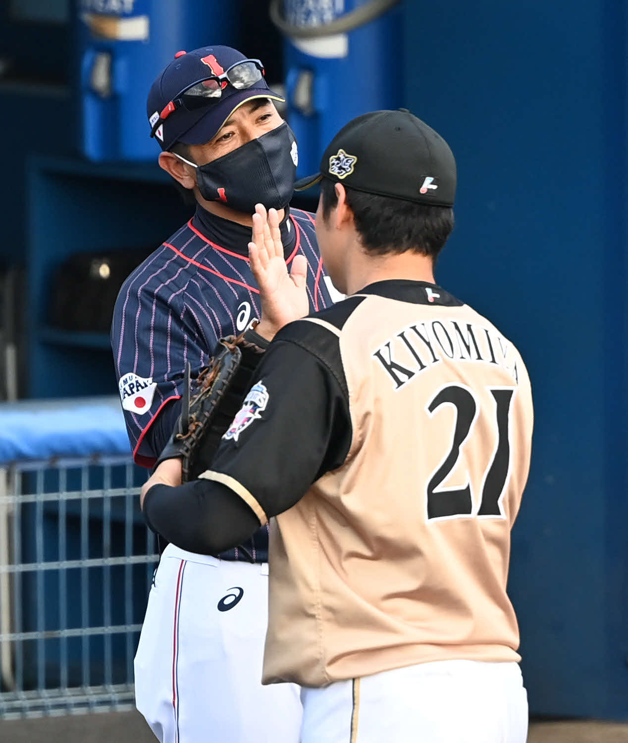 西武対日本ハム　侍ジャパン稲葉監督（左）は試合後、引き揚げる清宮ら日本ハムの選手を出迎える（撮影・山崎安昭）