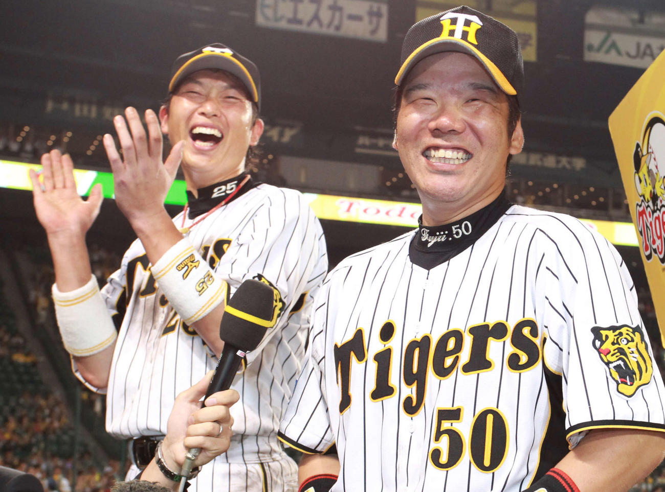 11年7月2日、藤井（右）は「男前だけがとりえなんですが」と話し新井も爆笑