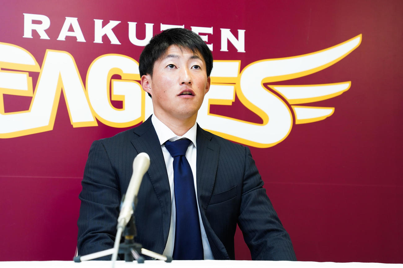 1800万円増の来季3300万円で初の契約更改を終えた小深田（楽天野球団提供）