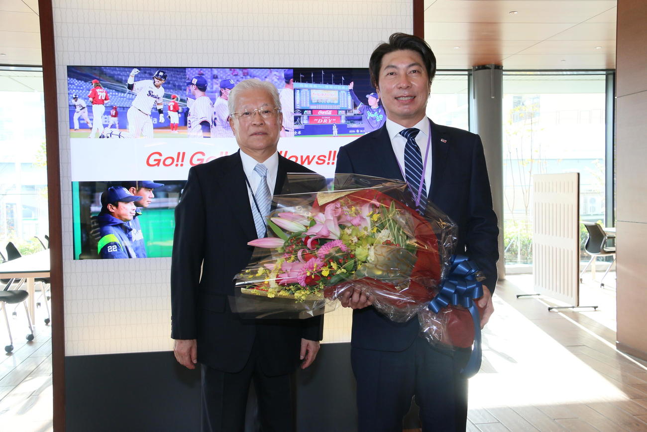 ヤクルト根岸オーナー(左)に今季の報告を行った高津監督(球団提供)